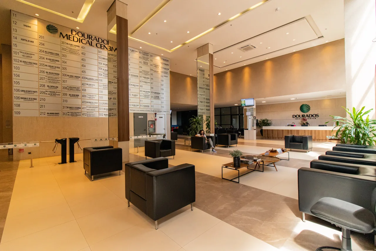 Elevadores e hall do Dourados Medical Center